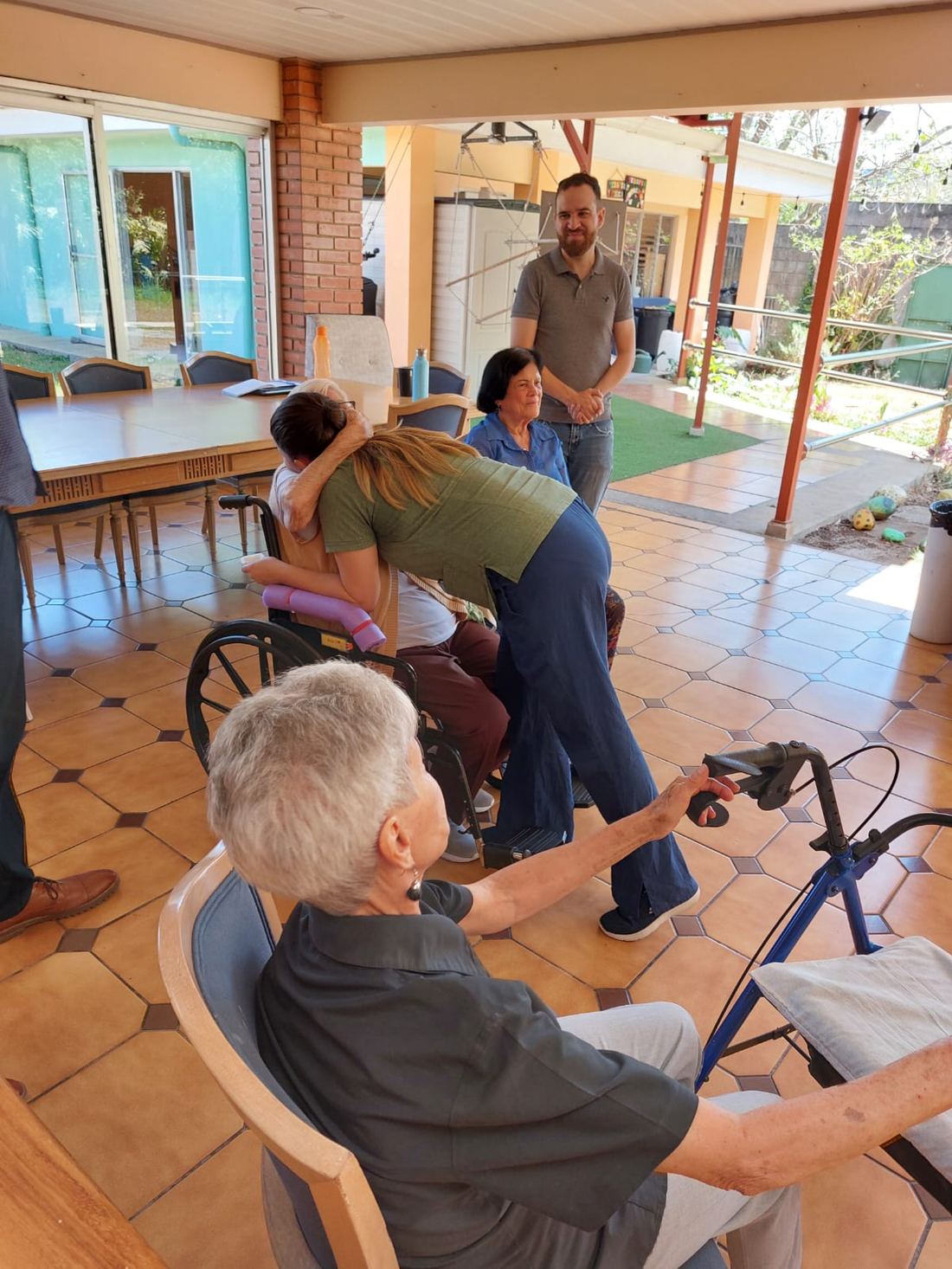 Colaboradora del Hogar acompañando con cariño a una residente