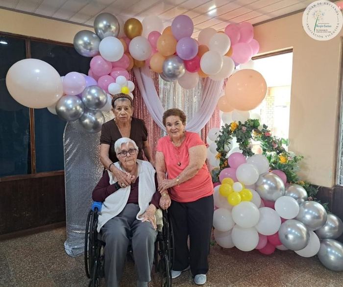 Colaboradoras celebrando un cumpleaños junto a una residente