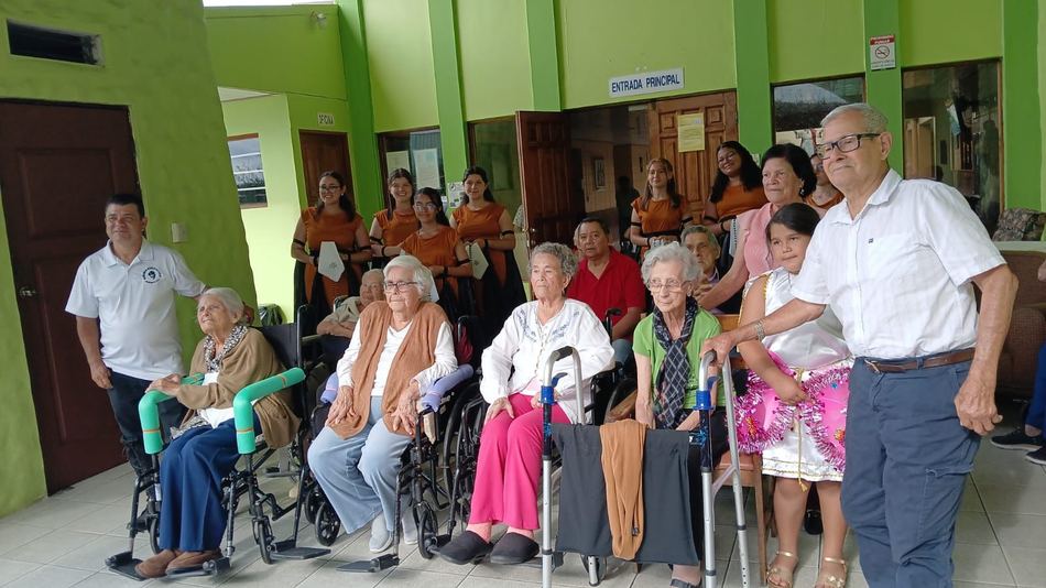 Coro folclórico visitando el Hogar