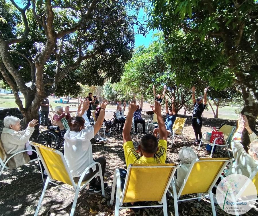 Ejercicio al aire libre con residentes