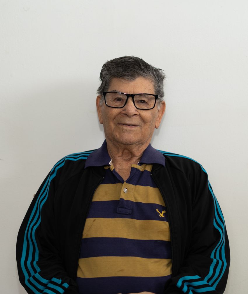 Residente del Hogar — señor abrigo negro