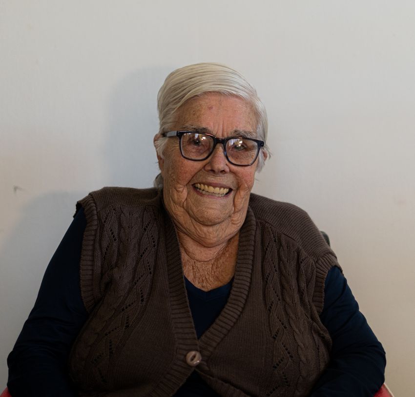 Residente del Hogar — señora abrigo café