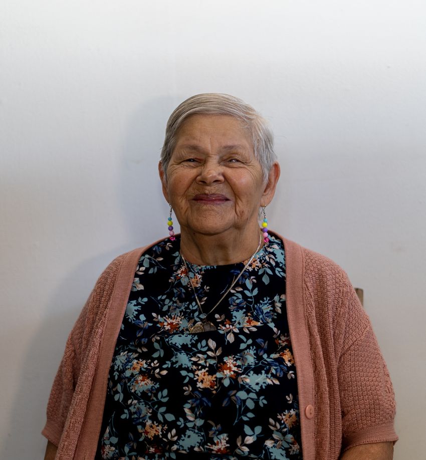 Residente del Hogar — señora abrigo rosado