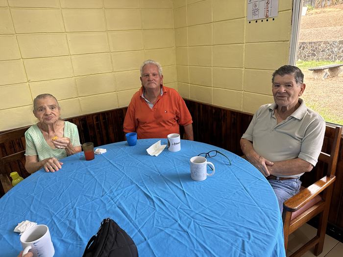 Residentes compartiendo un café en el comedor