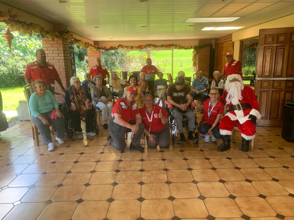 Visita navideña de la Cruz Roja al Hogar